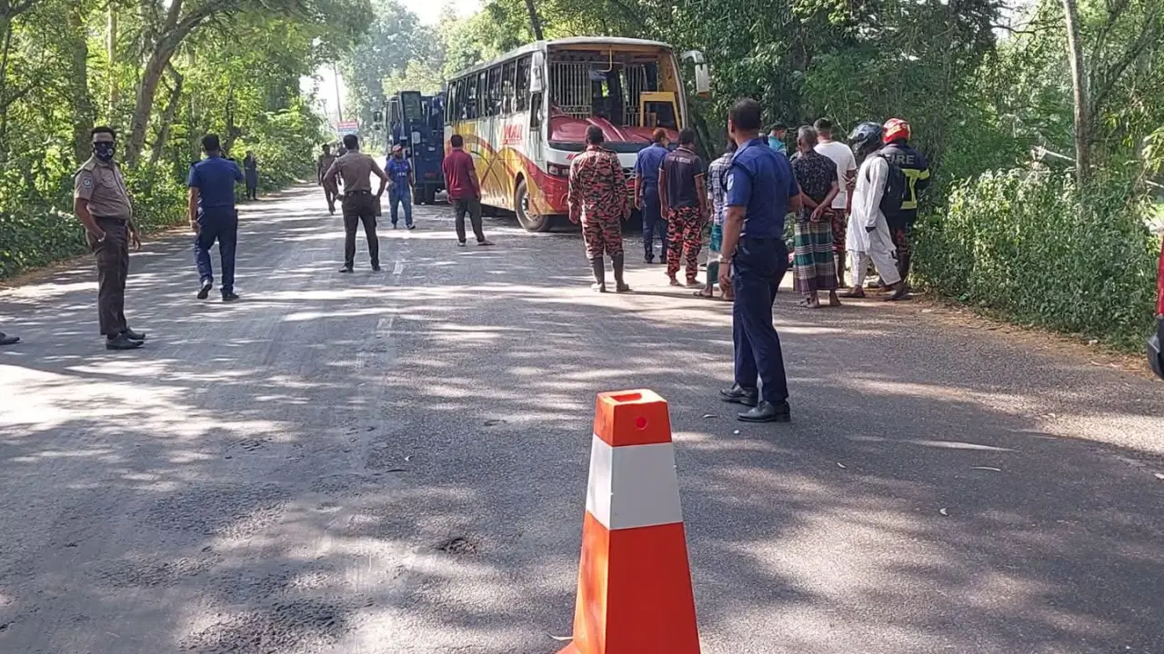 গোপালগঞ্জে বাস ও ট্রাক সংঘর্ষ, আহত-২৫