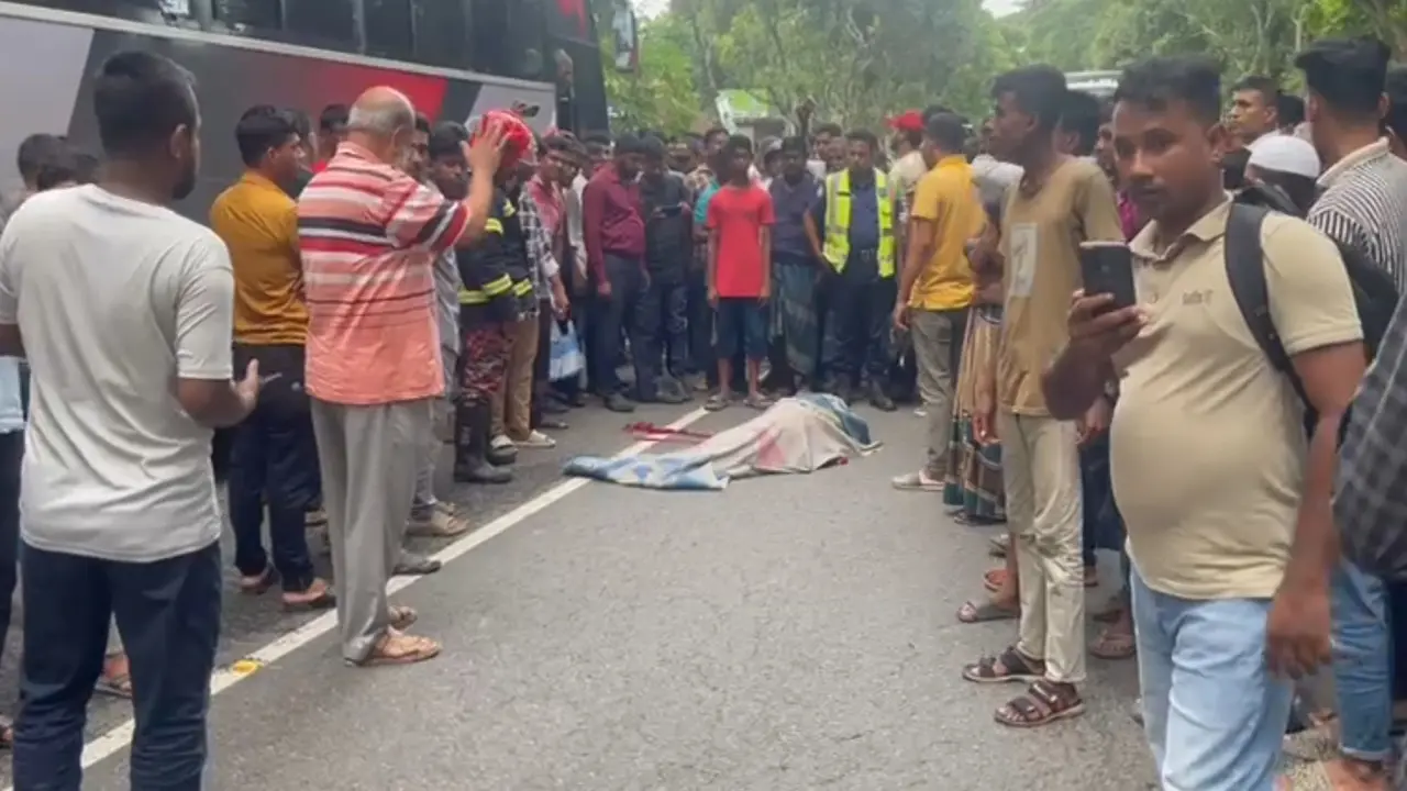 গোপালগঞ্জে বাসের চাপায় বৃদ্ধা নিহত ঢাকা-খুলনা মহাসড়ক আবরোধ