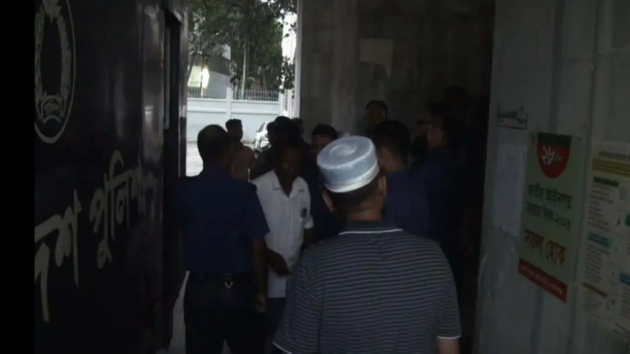 গোপালগঞ্জে বিএনপি নেতাদের মারধর ও মোটরসাইকেলে অগ্নিসংযোগ : ৪০৬ জনের নামে মামলা, সাংবাদিককে ছবি তুলতে বাঁধা