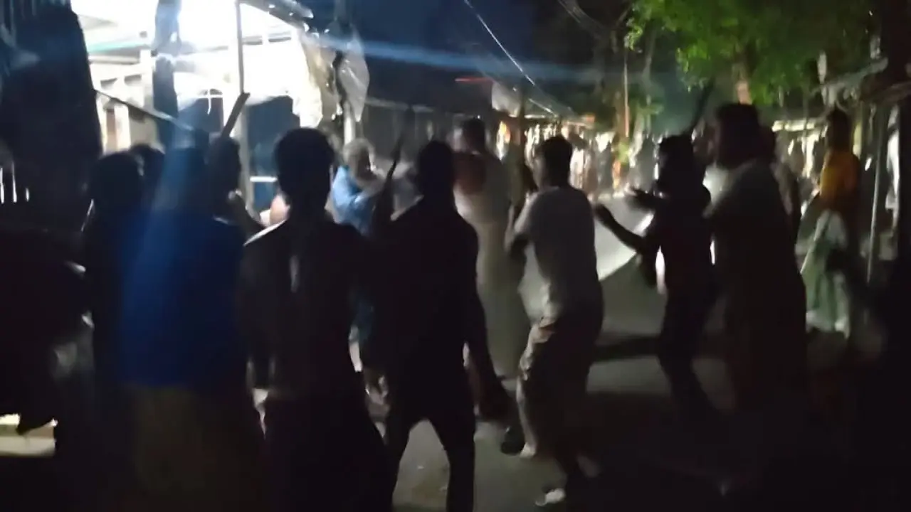 গোপালগঞ্জে চোর আটকের জেরে দফায় দফায় সংঘর্ষে আহত-২৫, বাড়িঘর ও মোটরসাইকেল ভাঙচুর
