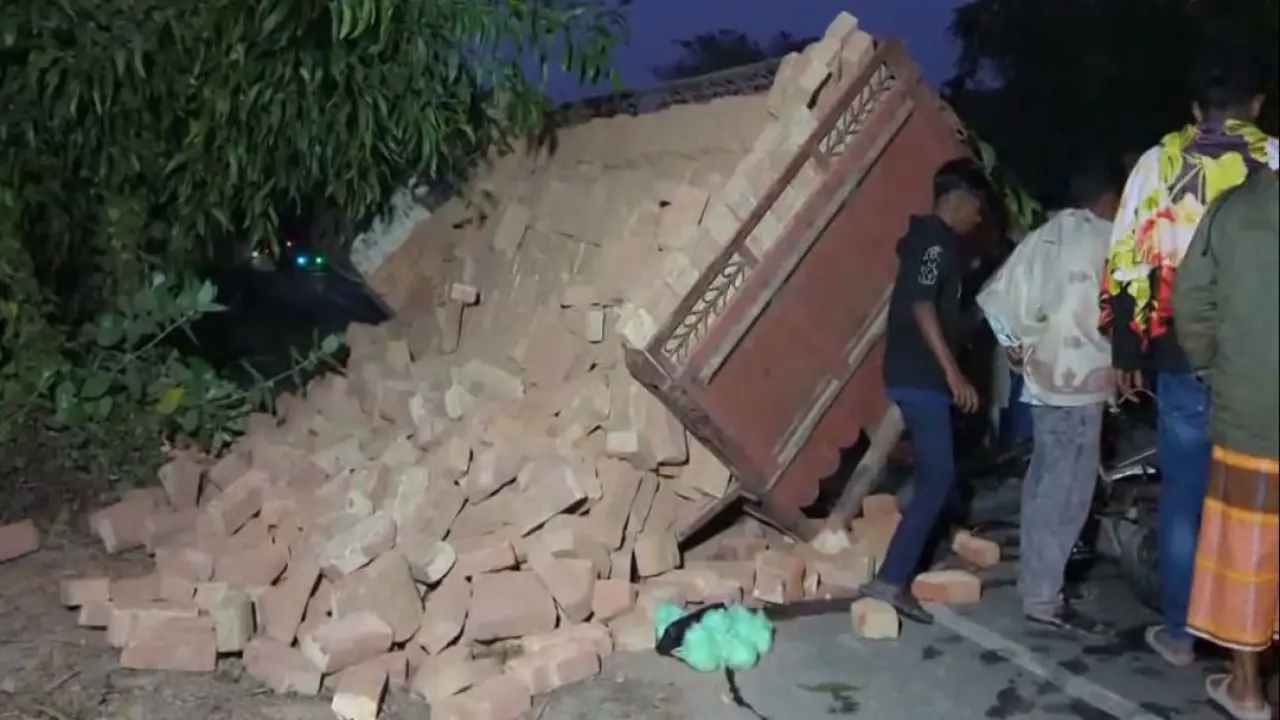 গোপালগঞ্জে দাঁড়িয়ে থাকা ইট বোঝাই ট্রলির সাথে ধাক্কা, নিহত ১, আহত ২
