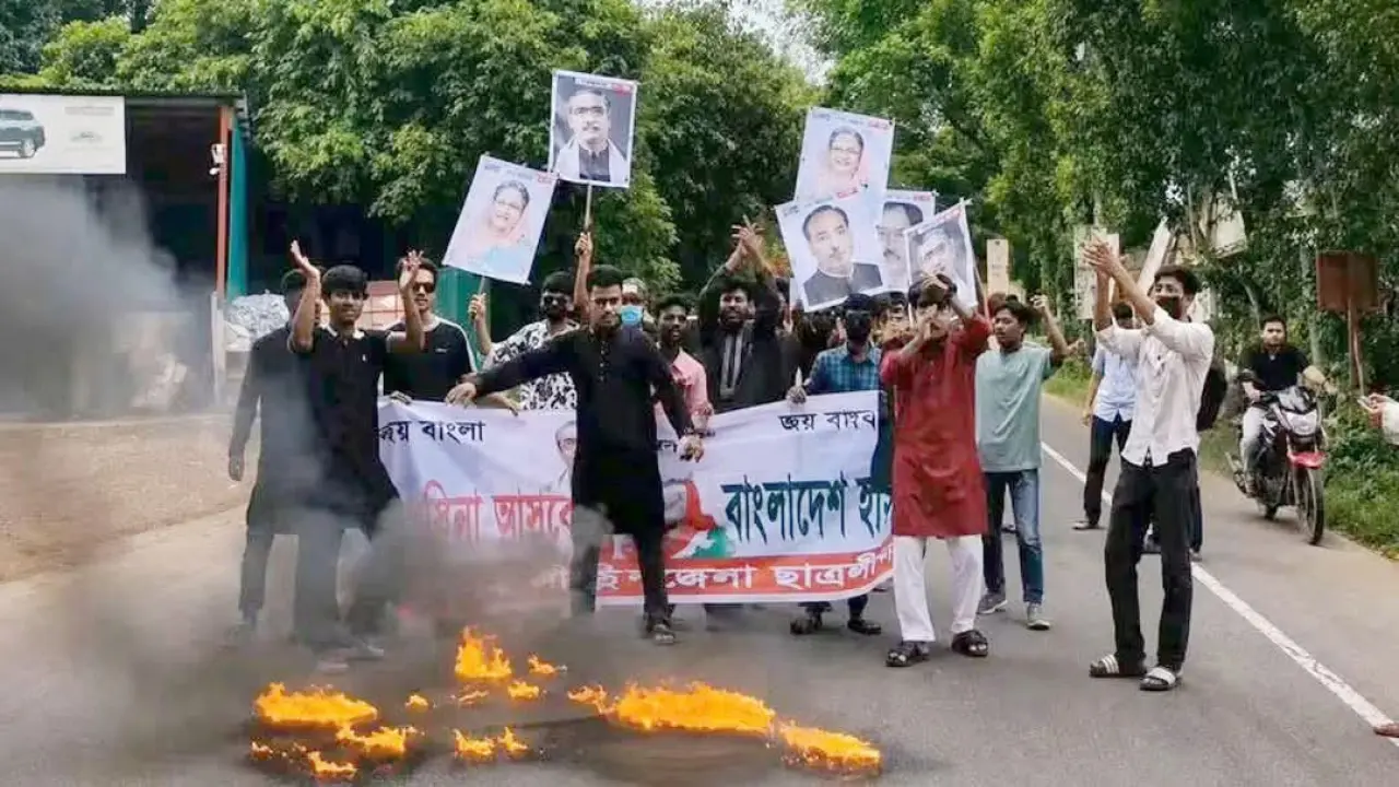গোপালগঞ্জে ঢাকা-খুলনা মহাসড়কে আগুন জ্বালিয়ে অবরোধ করে ছাত্রলীগের বিক্ষোভ