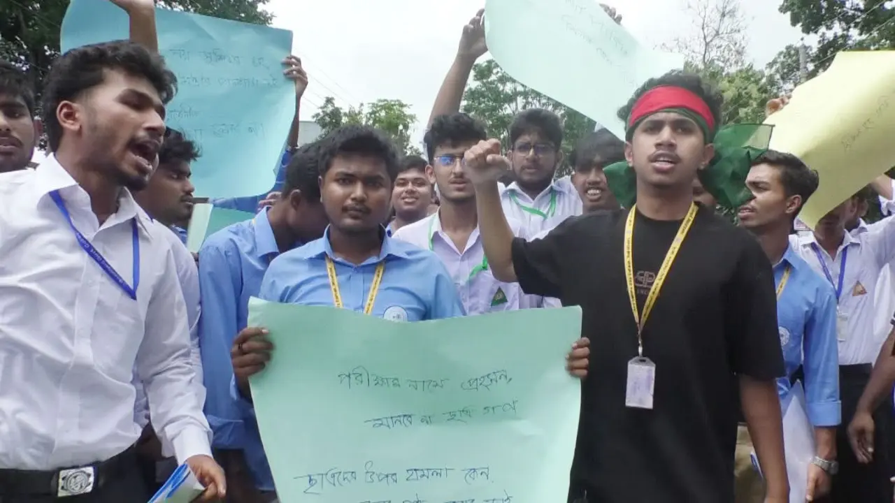 গোপালগঞ্জে এইচএসসি পরীক্ষা স্থগিত ও শিক্ষামন্ত্রীর পদত্যাগের দাবীতে শিক্ষার্থীদের বিক্ষোভ