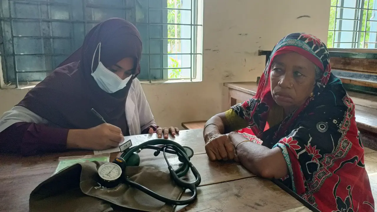 গোপালগঞ্জে ফ্রি মেডিক্যাল ক্যাম্পে চিকিৎসা সেবা পেলো ১ হাজার রোগি