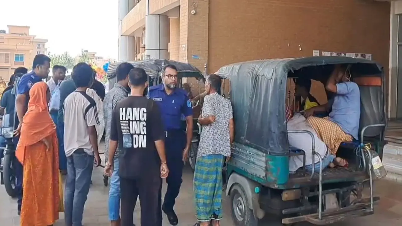 গোপালগঞ্জে ইজিবাইক ও ভ্যানকে বাসের চাপা, নিহত-১, আহত-৭