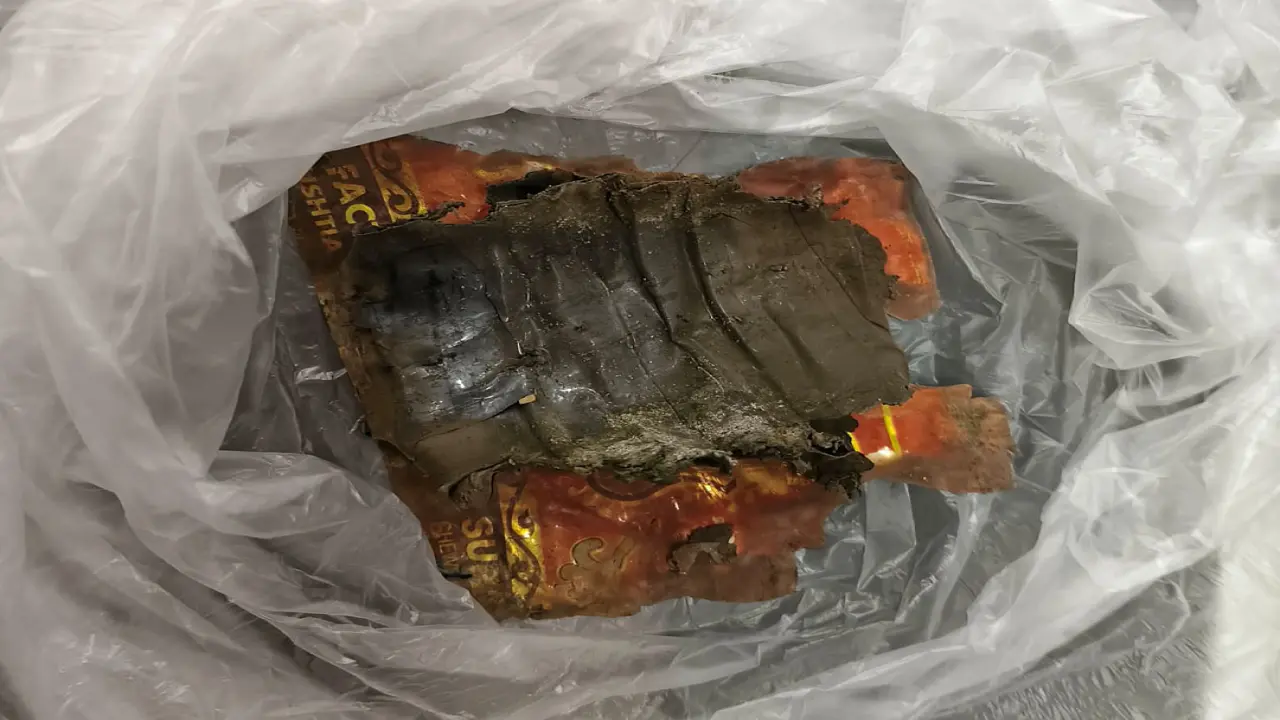 গোপালগঞ্জে জেলা প্রশাসকের বাস ভবনের সামনের সড়কে ককটেল বিস্ফোরণ ঘটিয়েছে দূর্বৃত্তরা
