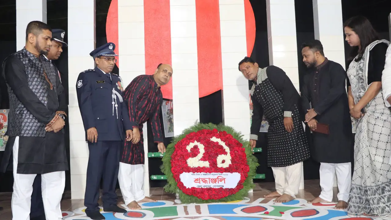 গোপালগঞ্জে মহান শহীদ ও আর্ন্তজাতিক মাতৃভাষা দিবসে শহীদ মিনারে সর্বস্তরের মানুষের শ্রদ্ধা