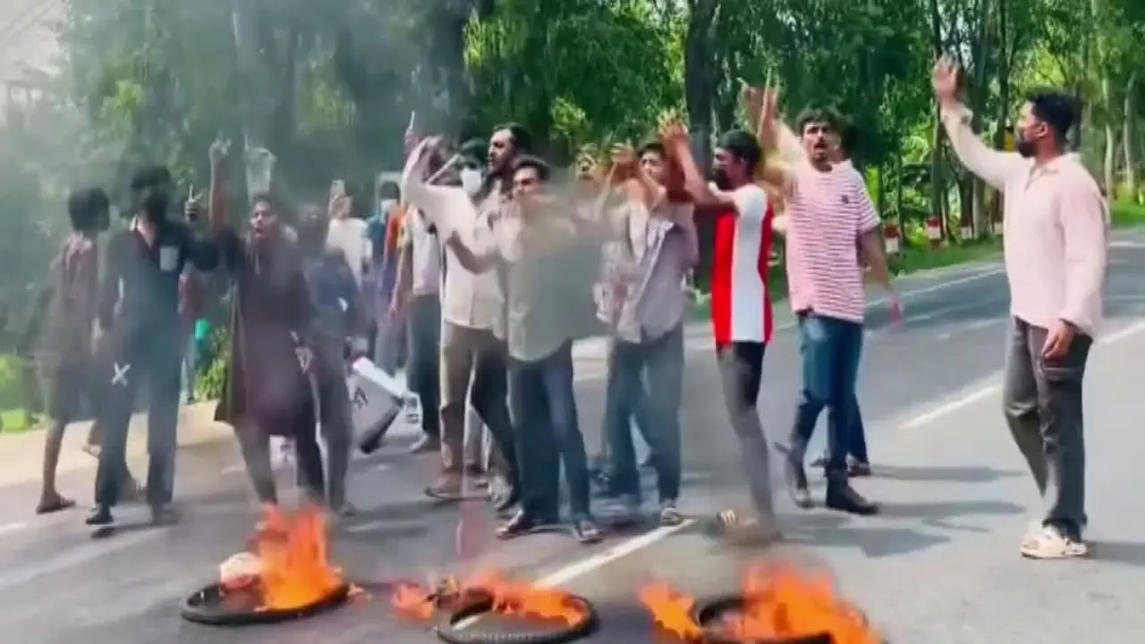 গোপালগঞ্জে মহাসড়কে টায়ার জ্বালিয়ে নিষিদ্ধ সংগঠন ছাত্রলীগের বিক্ষোভ