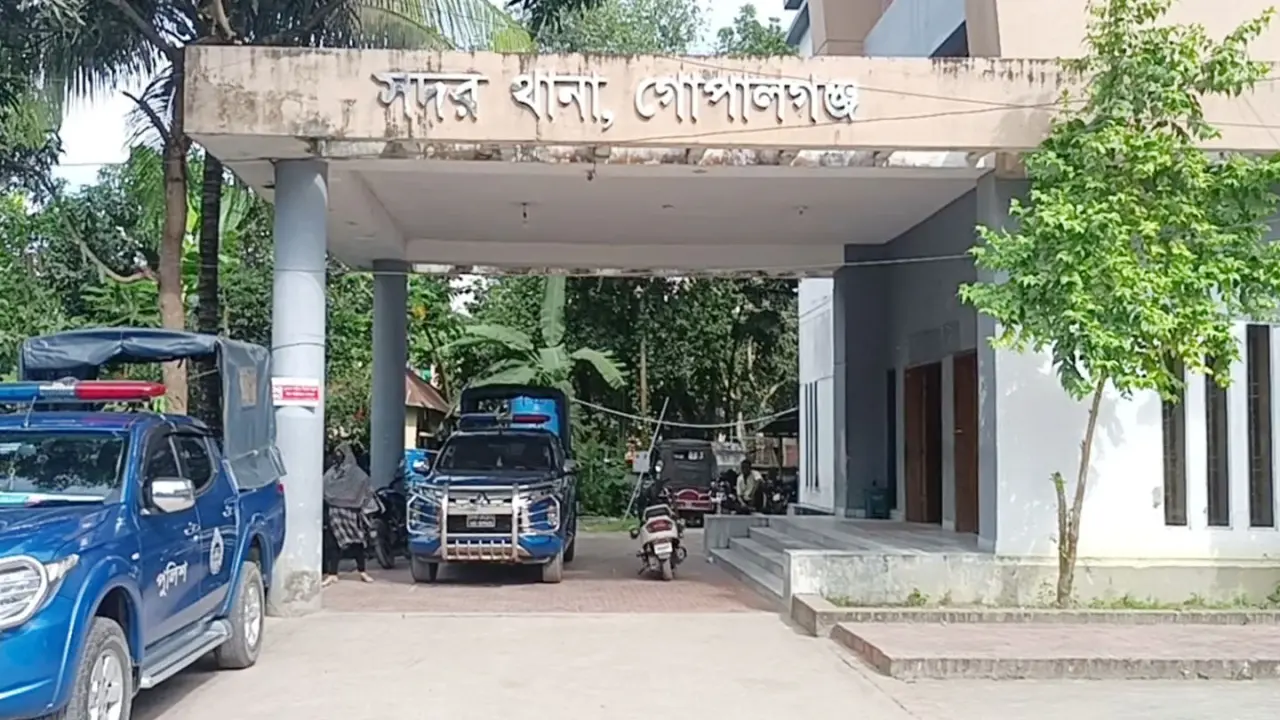 গোপালগঞ্জে মোটর সাইকেলের ধাক্কায় পথচারী নিহত. আহত-২