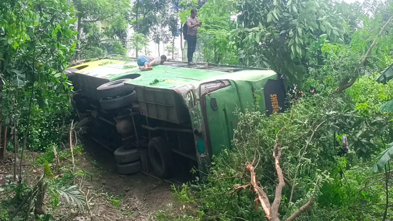 গোপালগঞ্জে নিয়ন্ত্রণ হারিয়ে যাত্রীবাহী বাস খাদে পড়ে নারী-শিশুসহ আহত-২৫