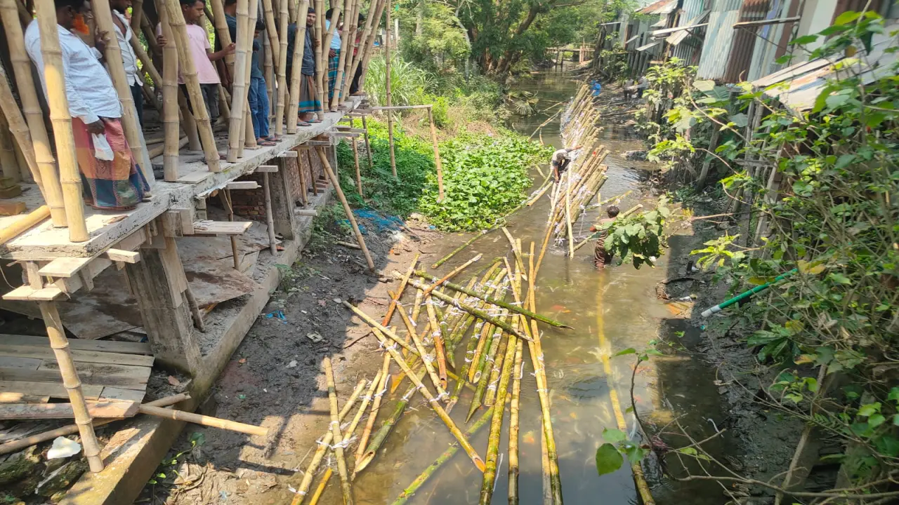 গোপালগঞ্জে অবৈধভাবে দখলকৃত খাল উদ্ধার