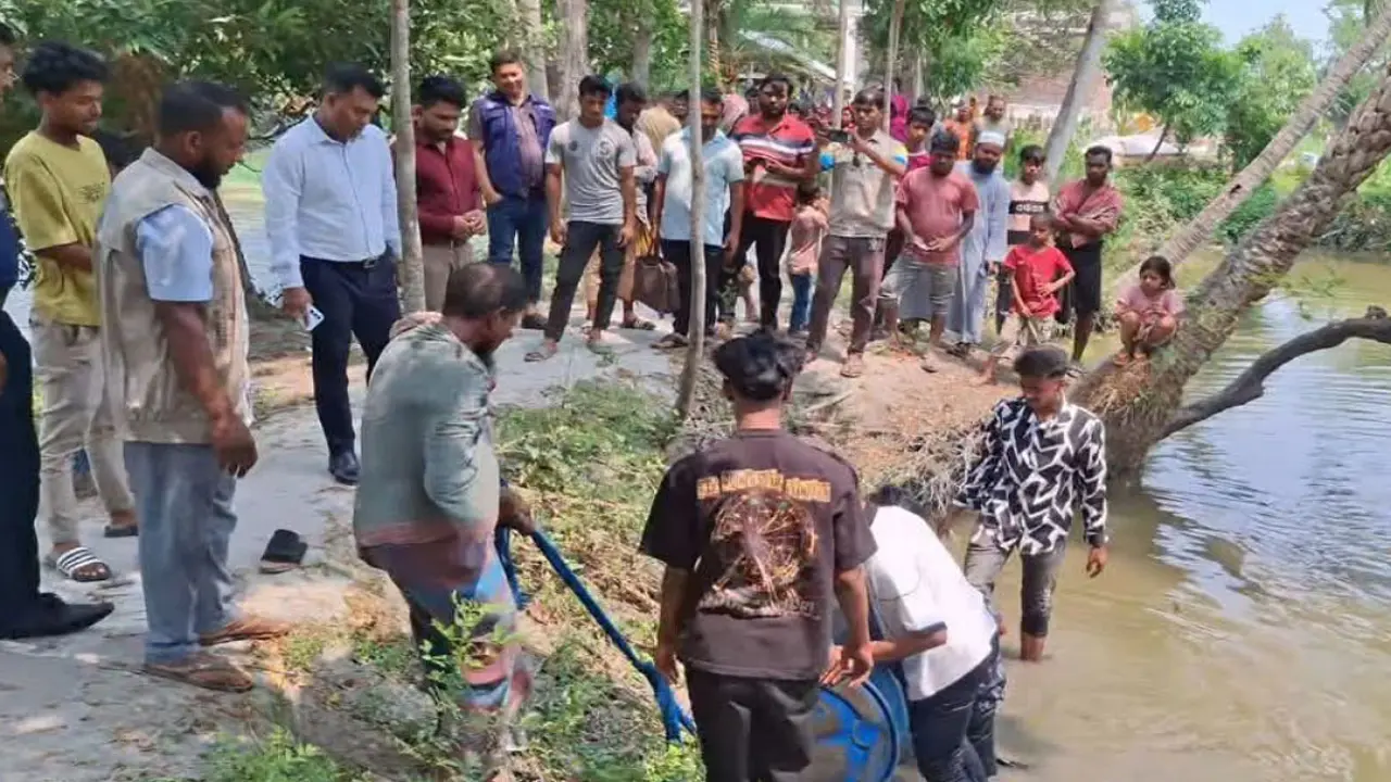 গোপালগঞ্জে অধিক দামে বিক্রির উদ্দেশ্যে এক ব্যারেল ডিজেল তেল পুকুরে, ১০ হাজার টাকা জরিমানা