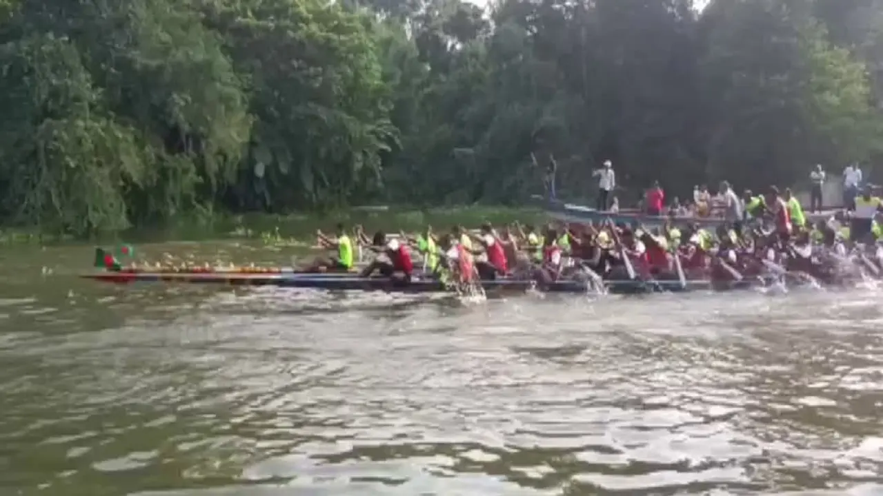 গোপালগঞ্জে অনুষ্ঠিত হলো গ্রাম বাংলার ঐতিহ্যবাহী নৌকা বাইচ