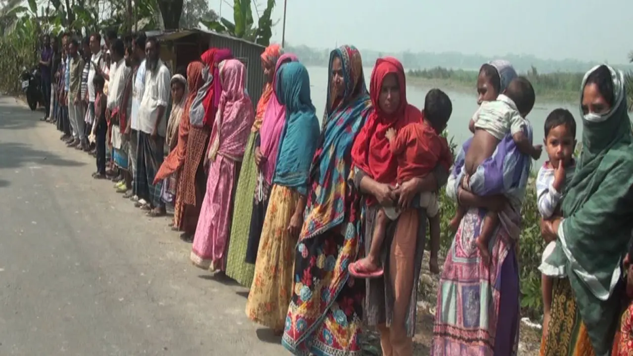 গোপালগঞ্জে অত্যাচার, হামলা ও মিথ্যা মামলার হয়রানী থেকে বাঁচতে মানববন্ধন কর্মসূচী পালন করেছে ভুক্তভোগী গ্রামবাসী