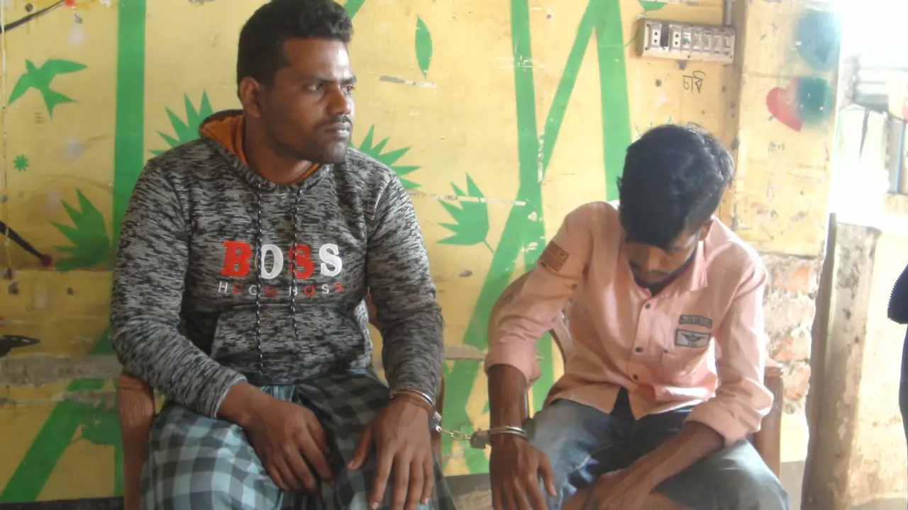 গোপালগঞ্জে অভিযান চালিয়ে ছিনতাইকৃত তিনটি ইজিবাইকসহ ছিনতাই চক্রের দুই সদস্য গ্রেফতার