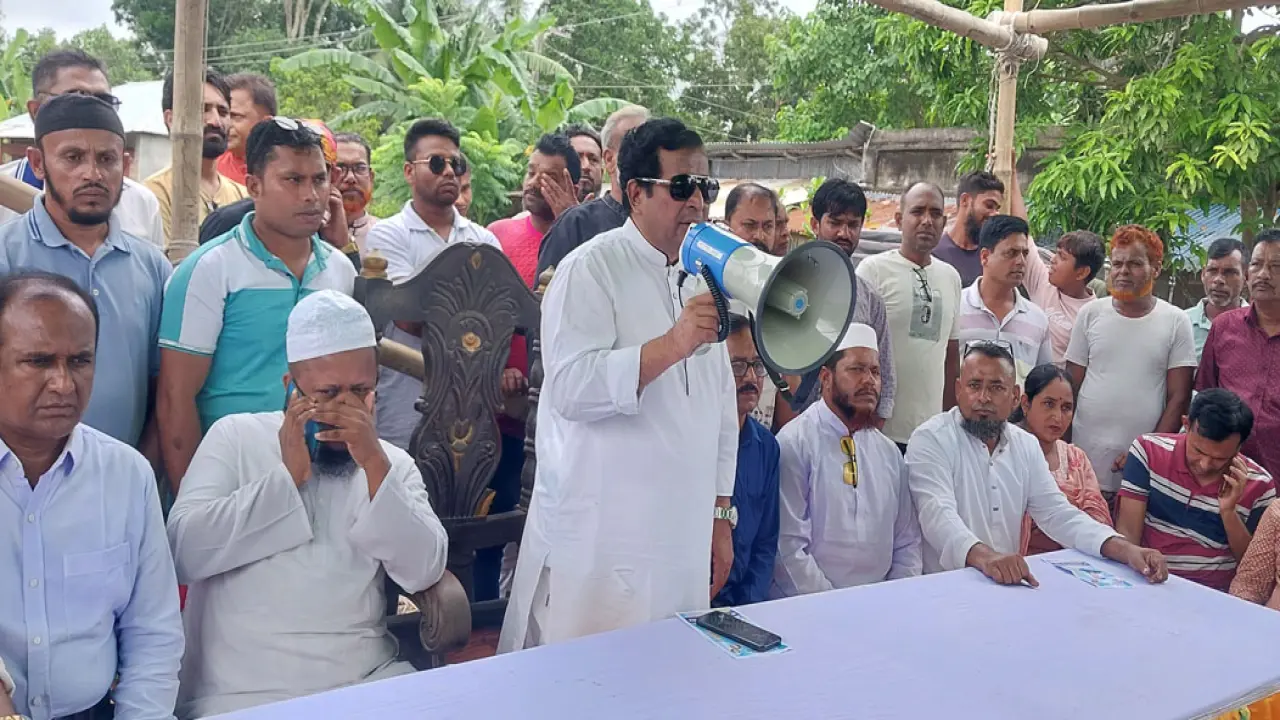 গোপালগঞ্জে পক্ষে ধানের শীষ প্রতিকে ভোট দেওয়ার আহবান নিয়ে বিএনপি নেতার গণসংযোগ