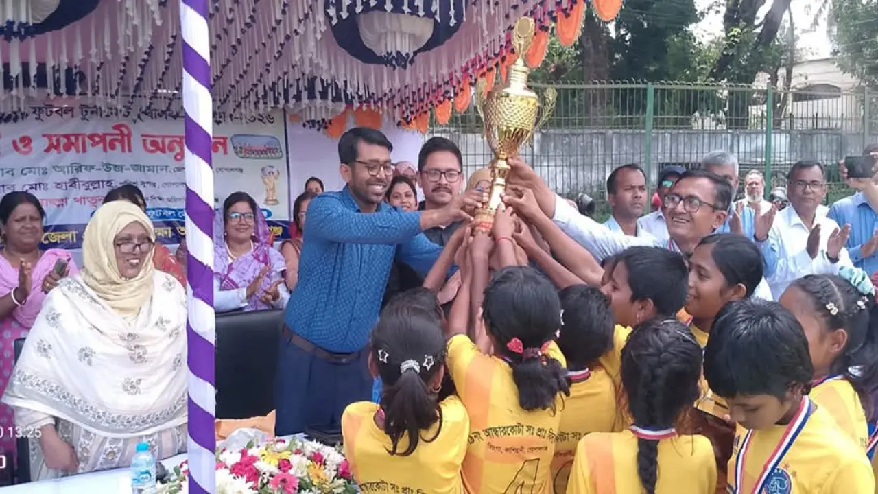 গোপালগঞ্জে প্রাথমিক বিদ্যালয় গোল্ড কাপ ফুটবল টুর্নামেন্টের জেলা পর্যায়ের ফাইনাল খেলা অনুষ্ঠিত