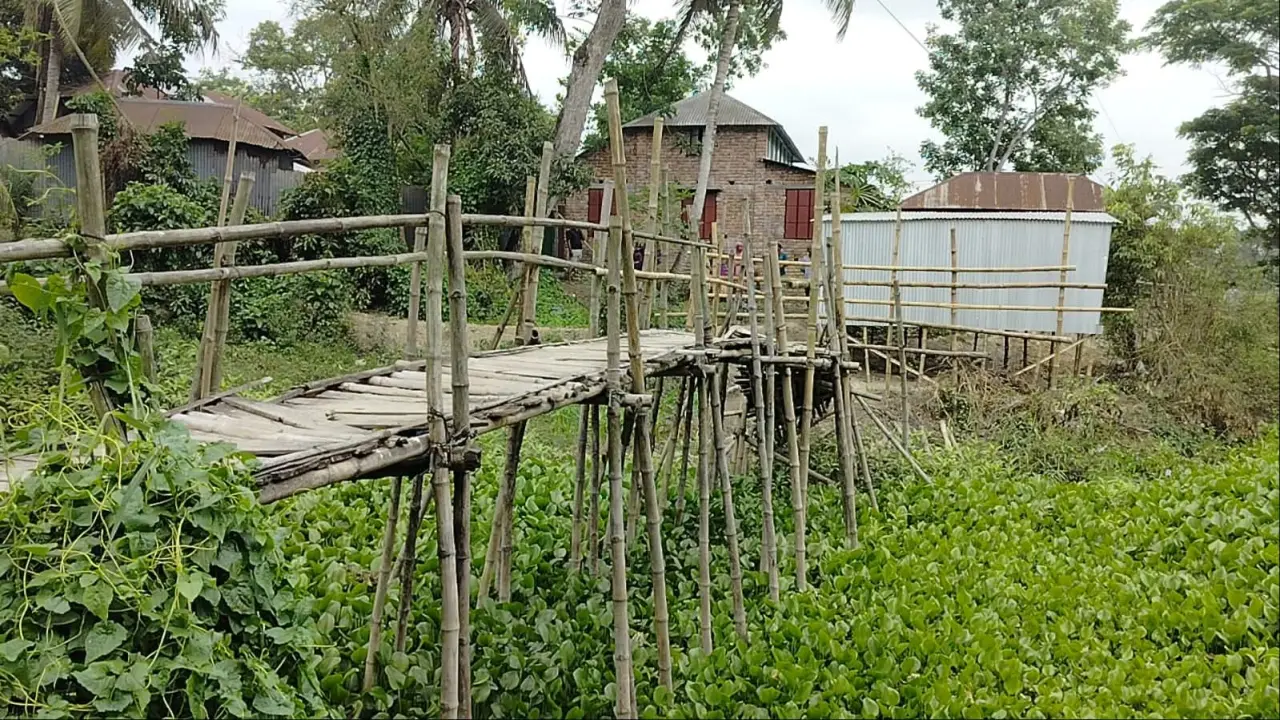 গোপালগঞ্জে প্রভাবশালীদের বিরুদ্ধে সড়ক ও সাঁকো বেড়া দিয়ে বন্ধ করে দেয়ার অভিযোগ, ৩২টি পরিবার “অবরুদ্ধ”