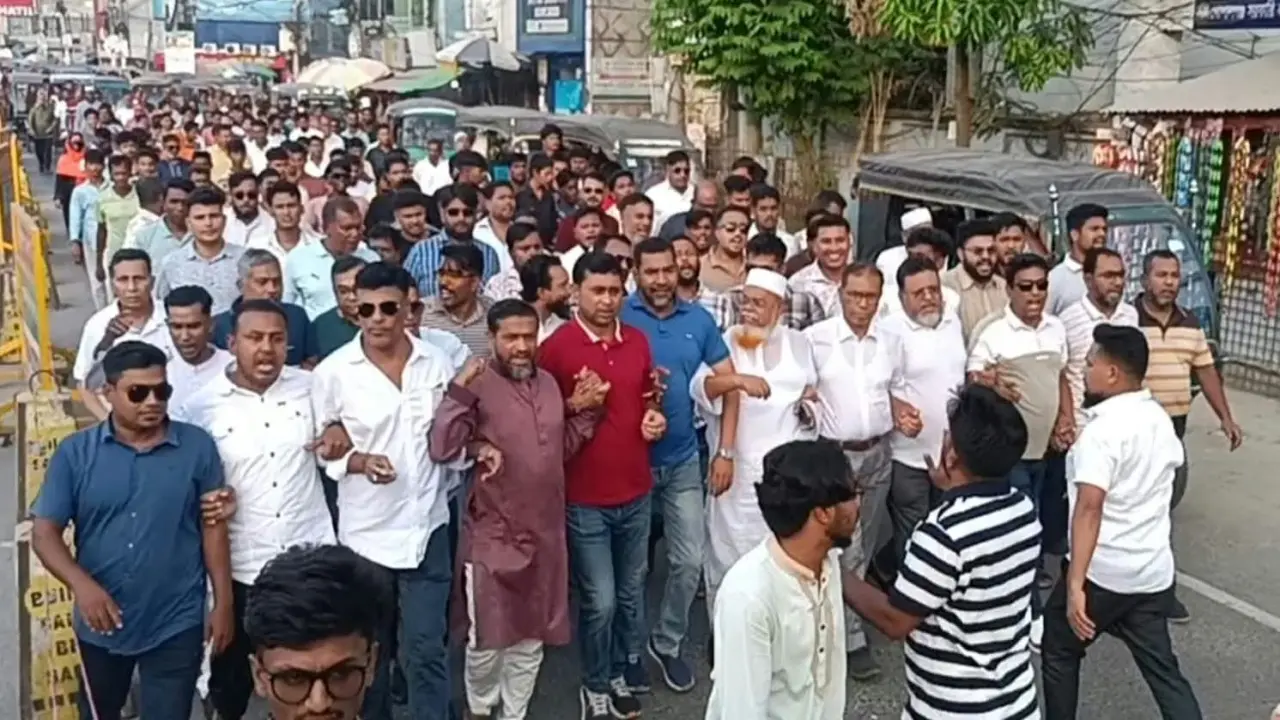গোপালগঞ্জে পুলিশের উপর হামলার প্রতিবাদে বিএনপির বিক্ষোভ মিছিল