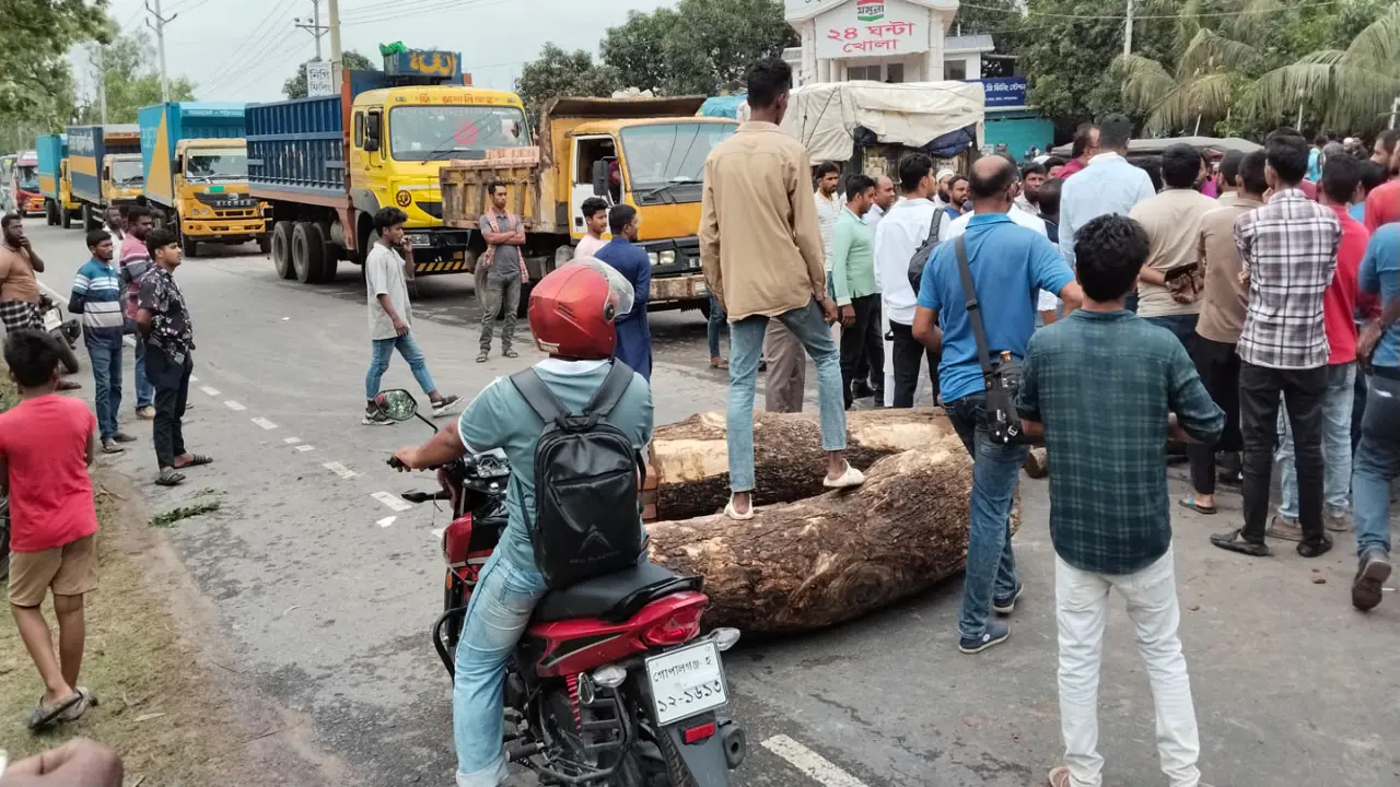 গোপালগঞ্জে তেল না পেয়ে বিক্ষুব্ধ জনতার ঢাকা-খুলনা মহাসড়ক মহাসড়ক অবরোধ
