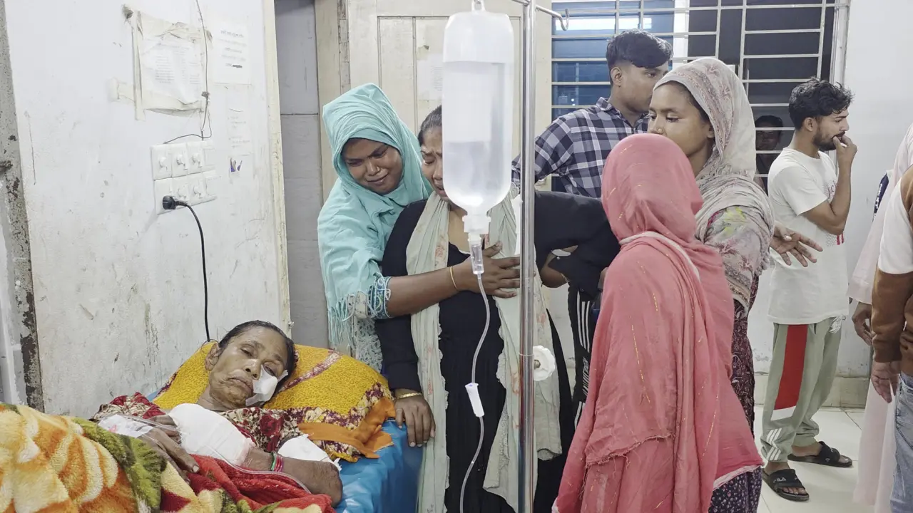 গোপালগঞ্জে ভাঙ্গাড়ি টোকাতে গিয়ে পরিত্যাক্ত ককটেল বিস্ফোরনে এক নারী আহত