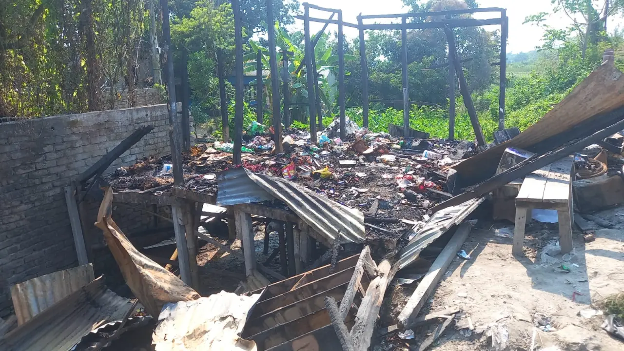 গোপালগঞ্জে ভয়াবহ অগ্নিকান্ডে পুড়ে গেছে দোকান, ১০ লাখ টাকার ক্ষয়ক্ষতি