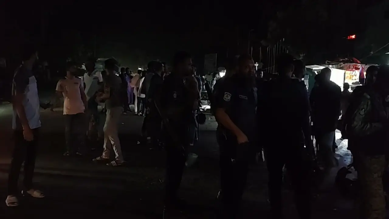 গোপালগঞ্জের শালিশ বৈঠক নিয়ে দুই গ্রামবাসীর মধ্যে সংঘর্ষে ৪ পুলিশসহ আহত-২০