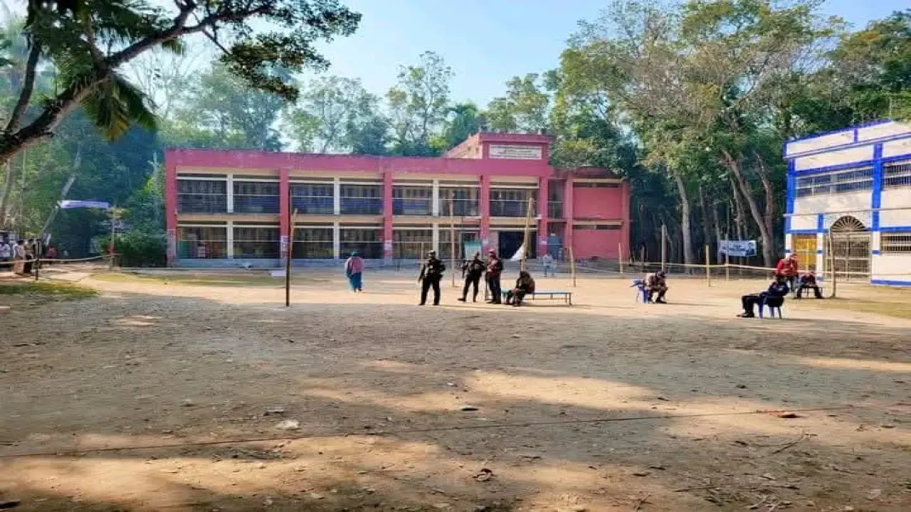 গোপালগঞ্জের তিনটি আসনে ভোট গ্রহন অনুষ্ঠিত, ভোটারদের উপস্থিত কম