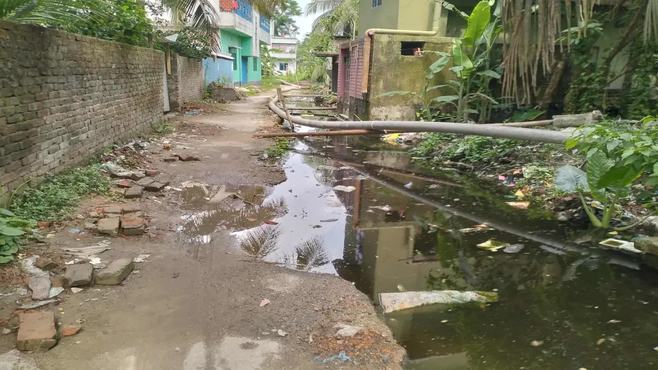 গৌরনদী পৌরসভায় উন্নয়ন  কাজে ধীরগতি, চরম  ভোগান্তি