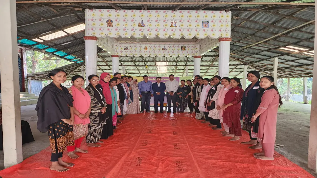 গৌরনদী উপজেলার বেজহার গ্রামে ব্র‍্যাকের স্বপ্নসারথি কিশোরীদের সেশন পরিদর্শন করেন উপজেলা নির্বাহী অফিসার।