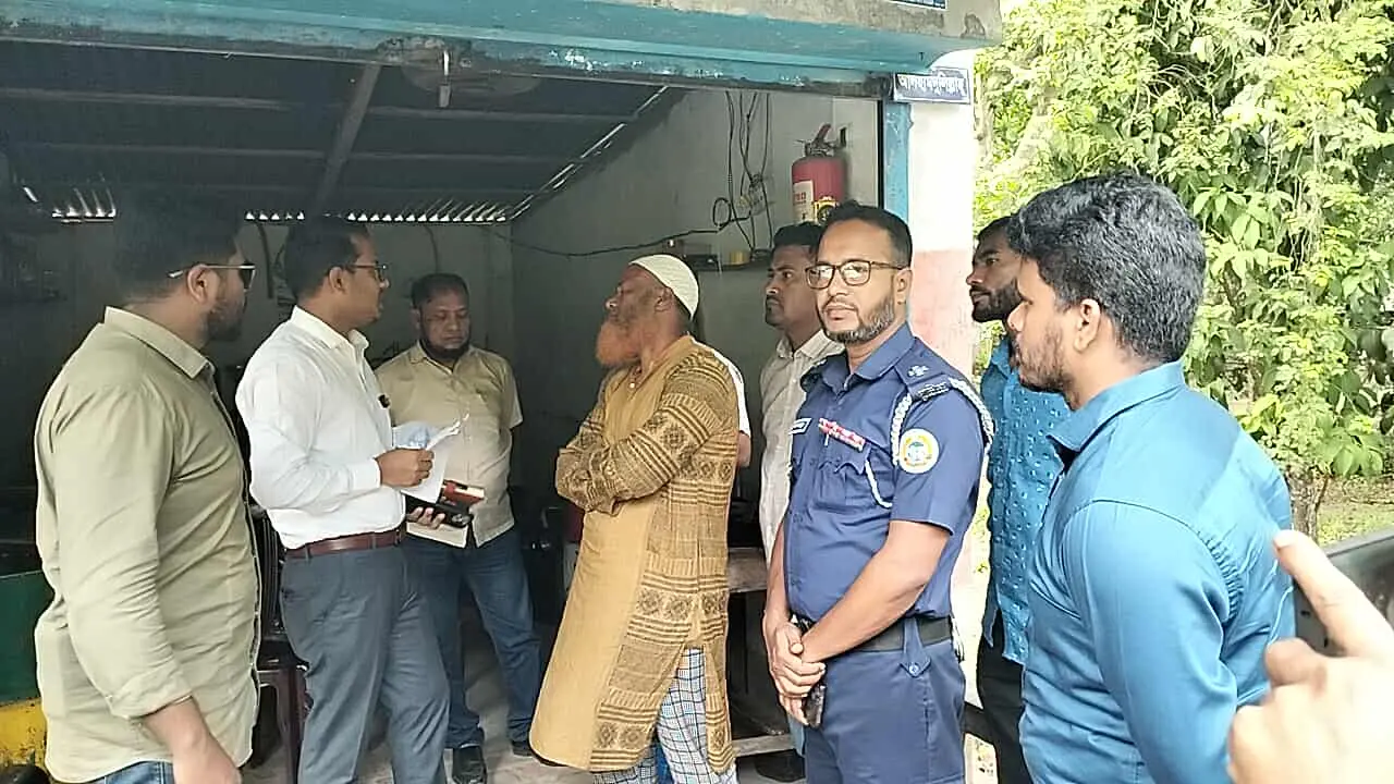 গৌরনদীতে মজুদ করা জ্বালানি তেল জব্দ, জরিমানায় মুক্ত ব্যবসায়ী