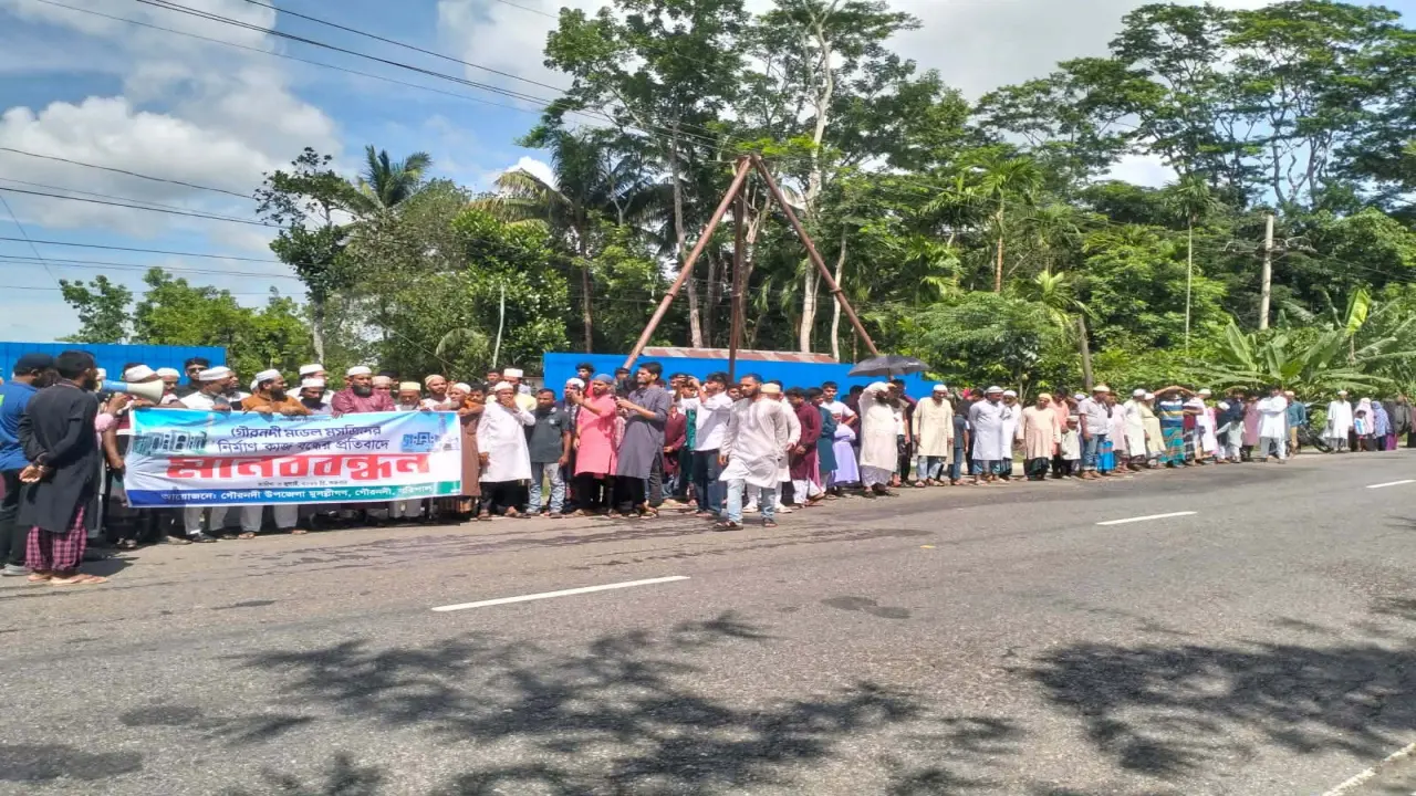 গৌরনদীতে নির্মানাধীন মডেল মসজিদ স্থানান্তরের গুঞ্জন, এলাকাবাসীর মানববন্ধন