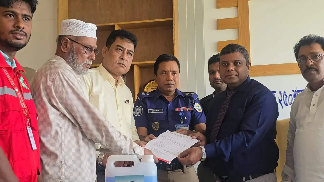 হাম মোকাবিলায় বরগুনা জেনারেল হাসপাতালে রেড ক্রিসেন্টের চিকিৎসা সামগ্রী বিতরণ