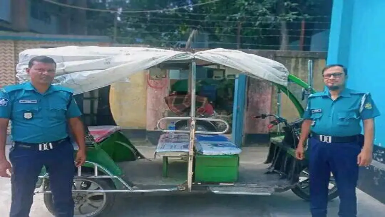 হারাগাছ থানার অভিযানে রংপুরে লুণ্ঠিত অটোরিক্সা উদ্ধার