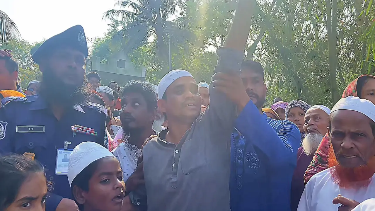 হাতকড়া পরে বাবার দাফনে যুবলীগ কর্মী চঞ্চল, জানাজা না পেয়ে বললেন—‘আমি এক হতভাগ্য ছেলে’