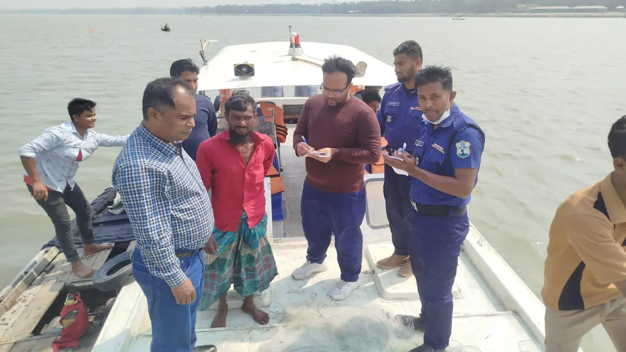 হিজলায় ৬ জেলে আটক