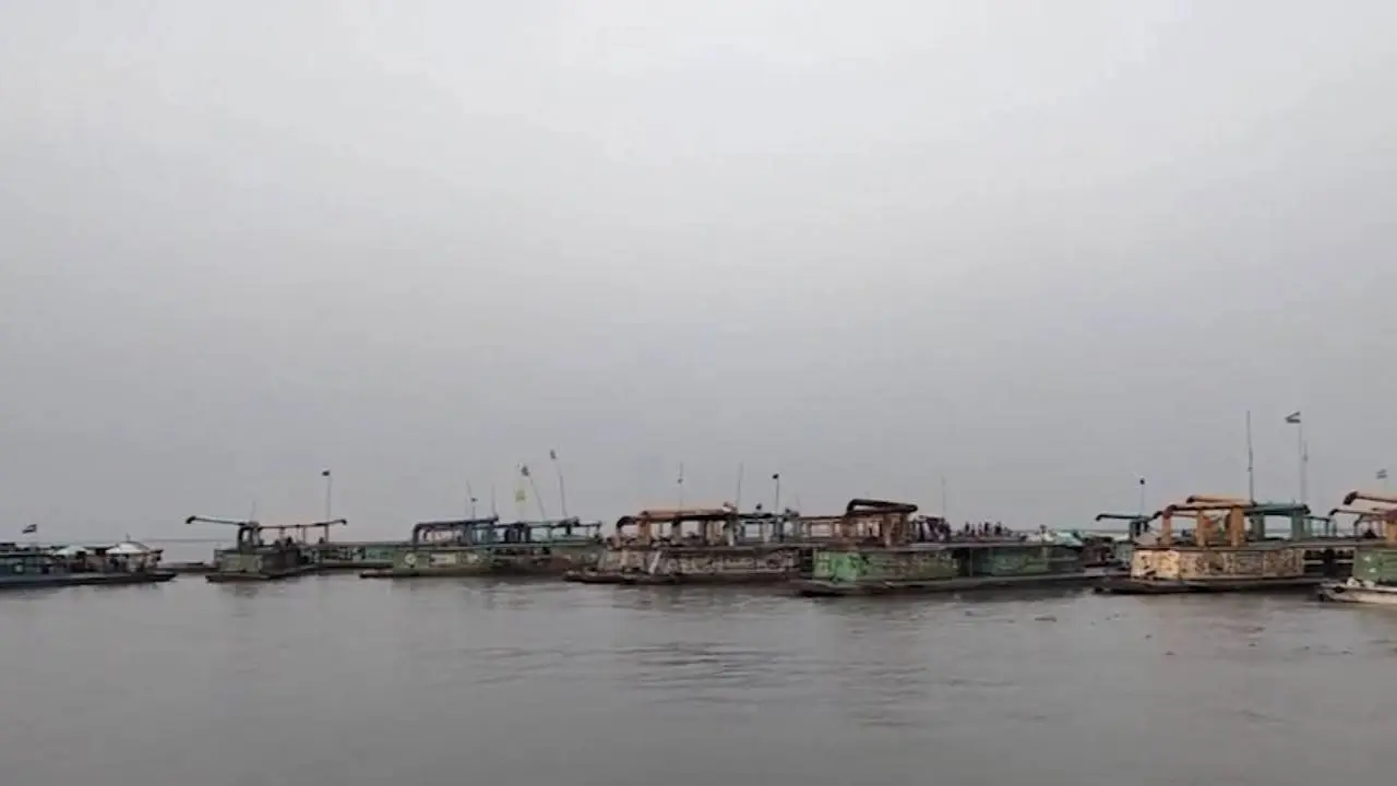 হিজলায় হাইকোর্টের স্থগিতাদেশ অমান্য করে বালু উত্তোলন