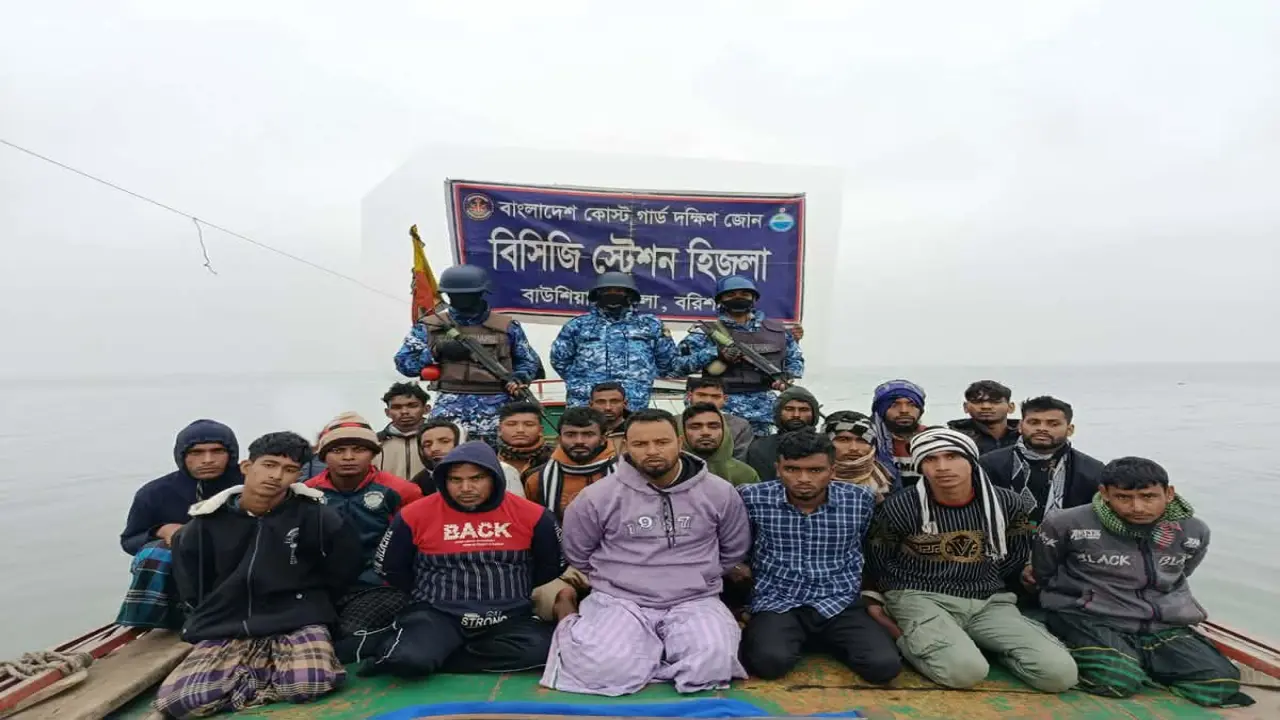 হিজলায় হাইকোর্টের স্থগিতাদেশ অমান্য করে বালু উত্তোলন কোস্টগার্ডের অভিযানে ৫৭টি  ড্রেজার সহ ২১ আটক।