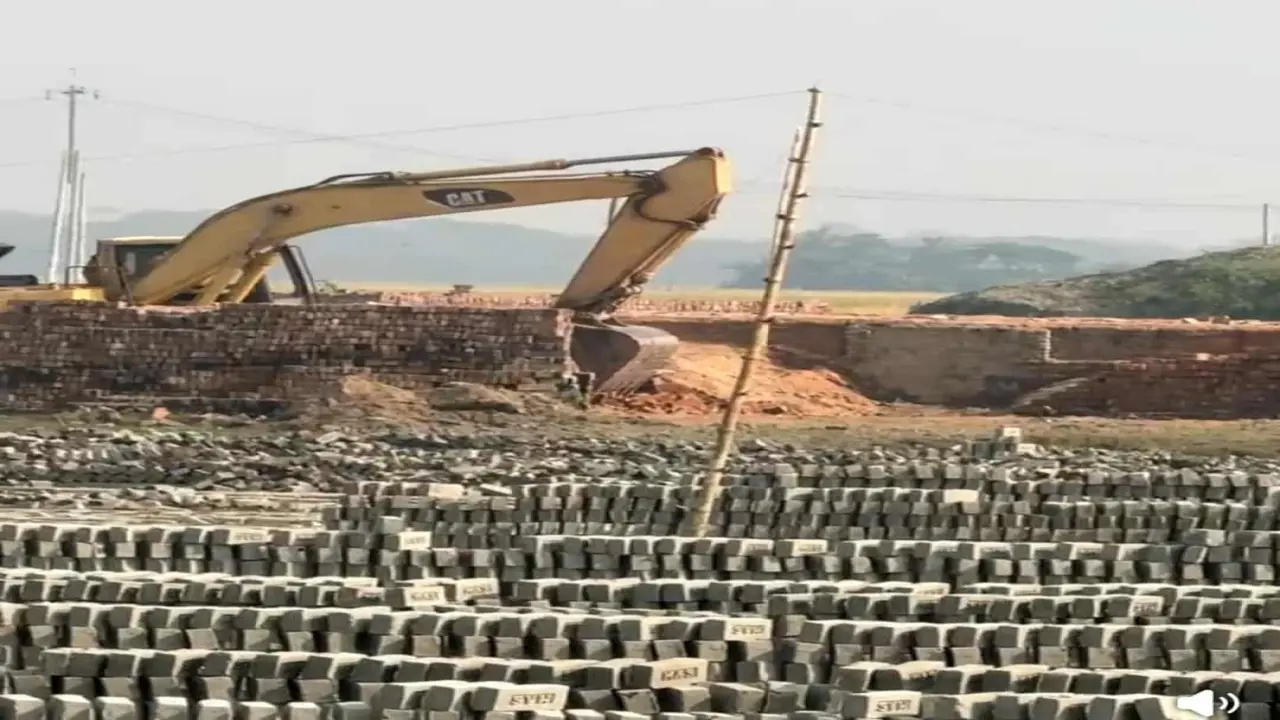 হিজলায় অবৈধ ইটভাটায় প্রশাসনের অভিযান।    গুঁড়িয়ে দেয়া হয়েছে পাঁচটি ইটভাটা।