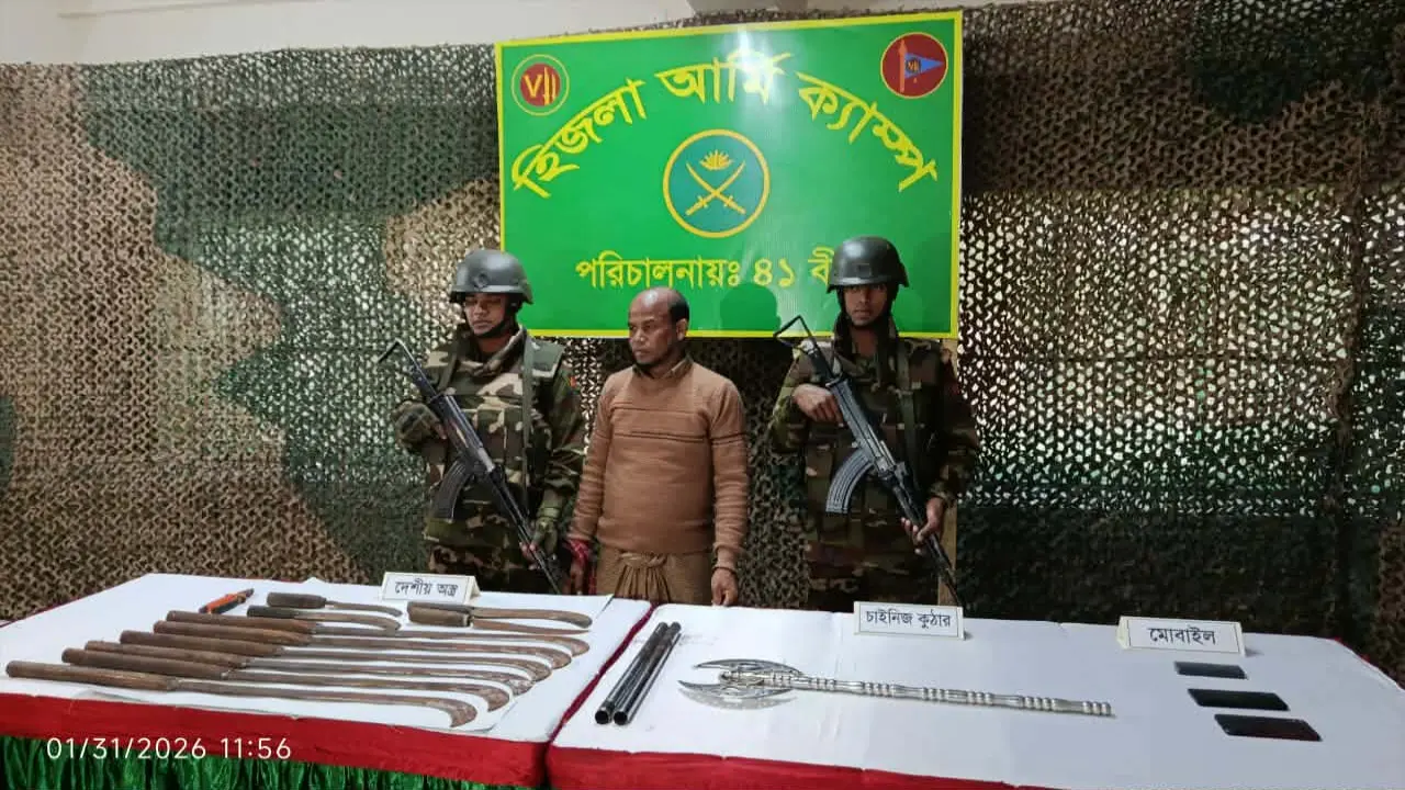 হিজলায় সেনাবাহিনীর অভিযানে যুবদল নেতাকে দেশীয় অস্ত্র সহ আটক।