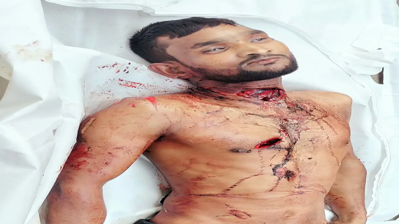 হিজলায় যুবকের গলাকাটা লাশ উদ্ধার করেছে নৌ পুলিশ।