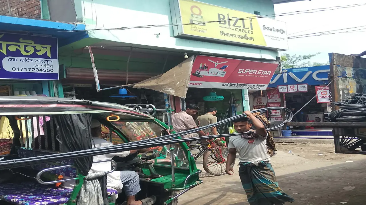 ইন্দুরকানী বাজারে মালবাহী ট্রাকের কারনে যাতায়াতে জনসাধারণের ভোগান্তি।