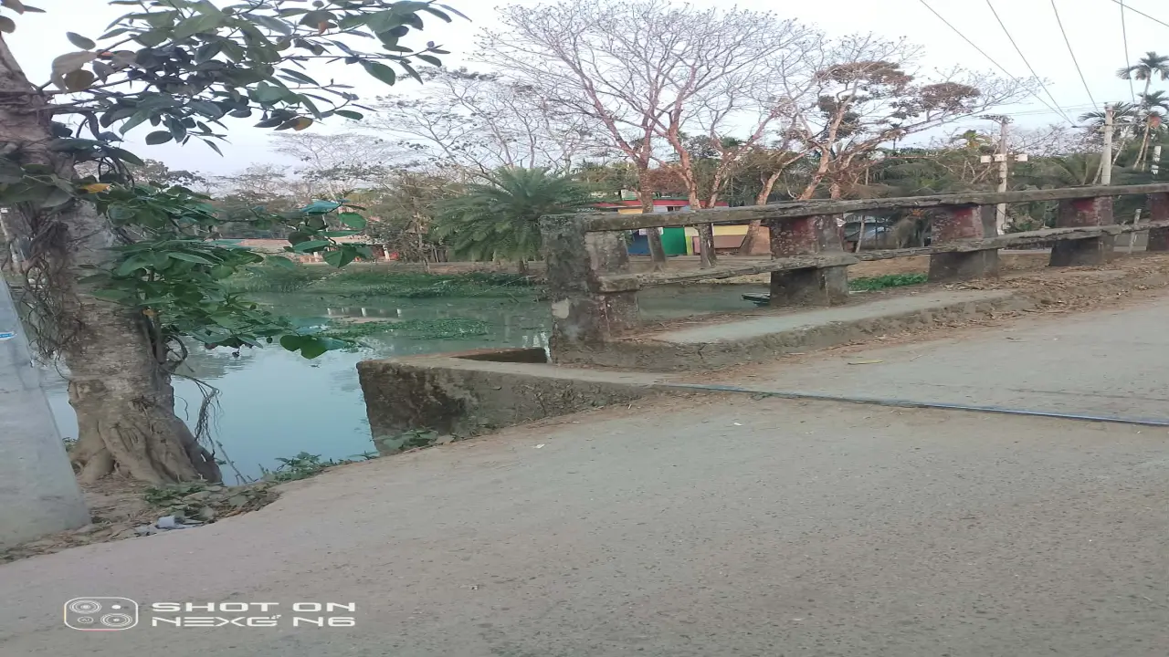 ইন্দুরকানী এল জি,ই,ডি ব্রিজের এখানে মাদক ব্যবসায়ীদের  ও অপরিচিত লোকজনের চলাচল।