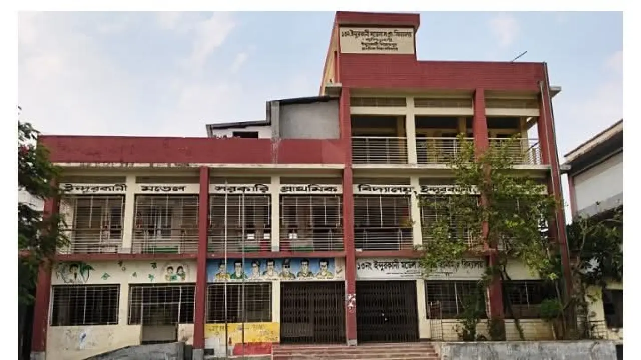 ইন্দুরকানী মডেল সরকারি প্রাথমিক বিদ্যালয়ের অফিস কক্ষে এ ঘটনা ঘটে।