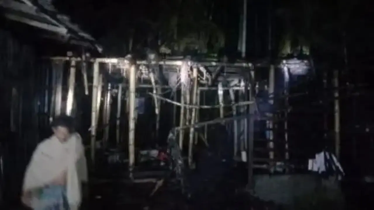 ইন্দুরকানীতে গভীর রাতে হিন্দু বাড়িতে  অাগুন দিয়ে  হামলা-লুটপাট করেছে দূর্বৃত্তরা