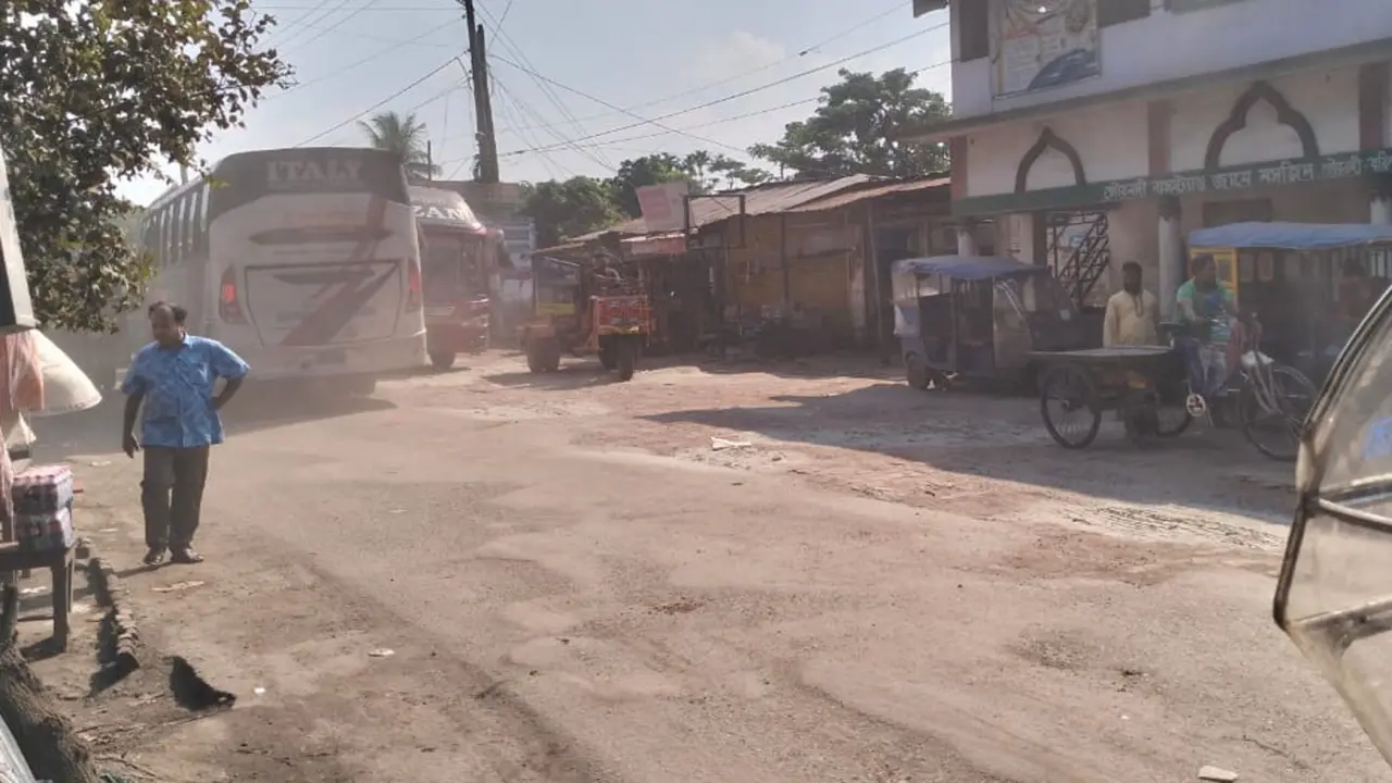 ইট-বালু দিয়ে হচ্ছে মহাসড়ক সংস্কার, ধুলায় অতিষ্ঠ ব্যবসায়ীরা