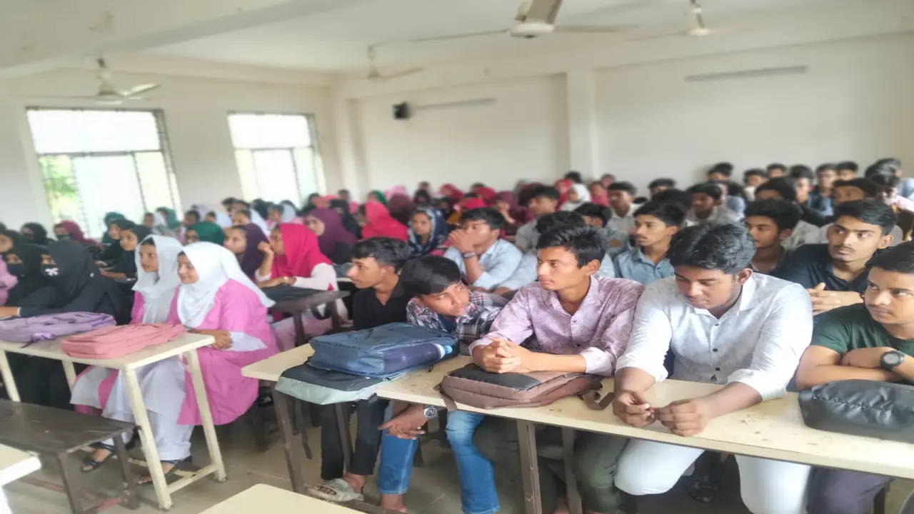 জাহাঙ্গীর হোসেন মোল্লা কলেজে বই ও বাইসাইকেল বিতরণ উৎসব