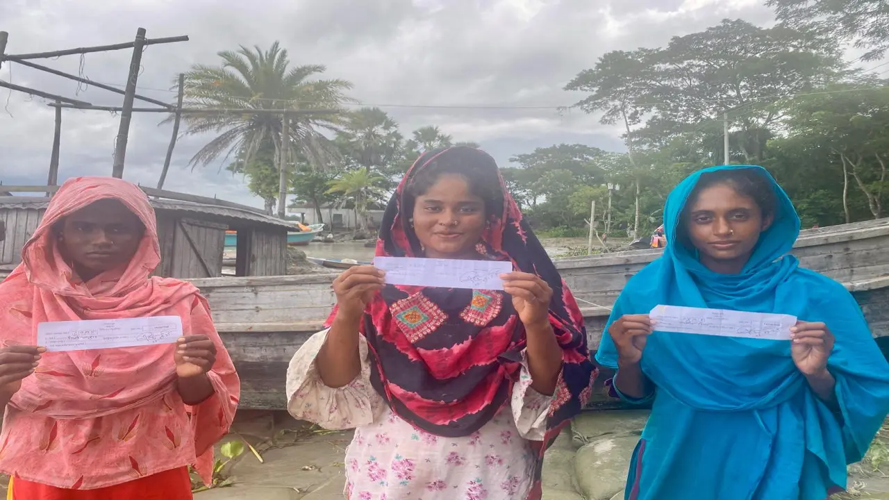 “জাতীয় পরিচয়পত্রে"র আবেদন প্রক্রিয়া সম্পন্ন করলেন  মান্থা  নারীরা