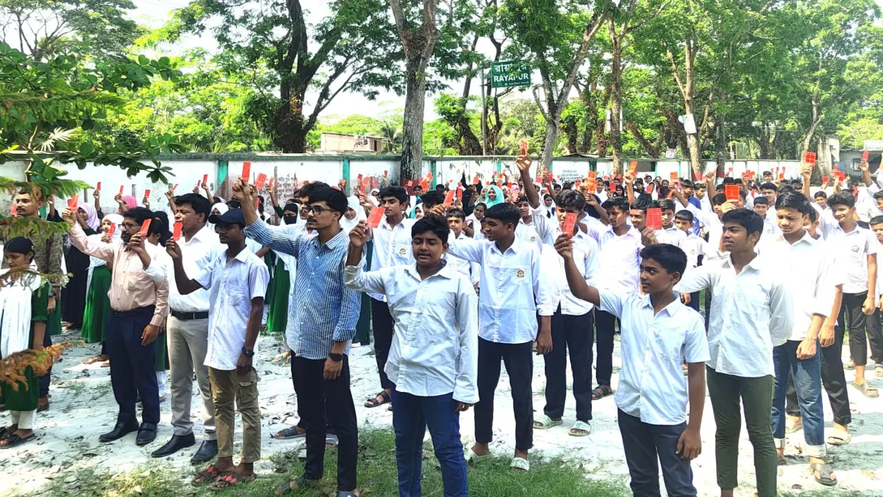ঝালকাঠিতে শিক্ষার্থীদের দেশপ্রেমের শপথ: মাদক ও দুর্নীতিকে ‘না’।