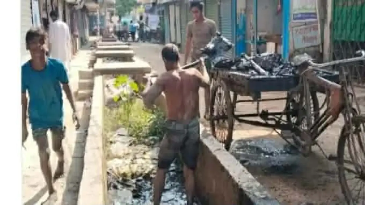 জিয়ানগরের ইউএনও’র উদ্যোগে ড্রেন পরিষ্কার